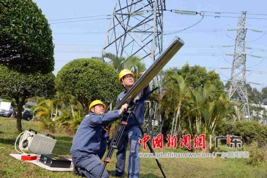 東莞供電局“激光大炮”問世 可帶電清除架空線路飄掛物