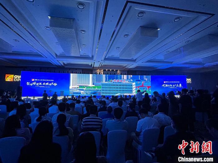 圖為光博會開幕式現(xiàn)場?！⊥鯄翩?攝