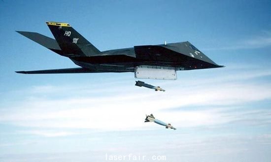 資料圖：F-117投下兩枚激光制導(dǎo)炸彈。