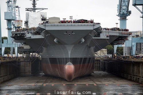 資料圖：美國海軍“福特”號航母在船塢放水。